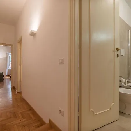 Apartment A Peaceful Retreat 2 Minutes From Piazza Navona - Fromhometorome *